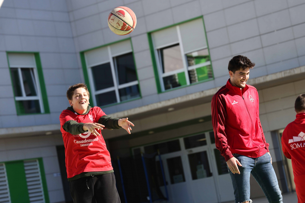 Los alumnos de la Escuela de Baloncesto Adaptado de Atades entrenan con los jugadores del Casdemont Zaragoza
