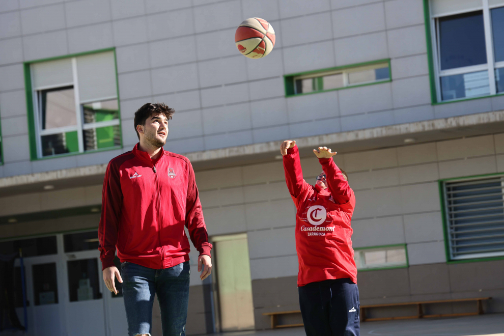Los alumnos de la Escuela de Baloncesto Adaptado de Atades entrenan con los jugadores del Casdemont Zaragoza