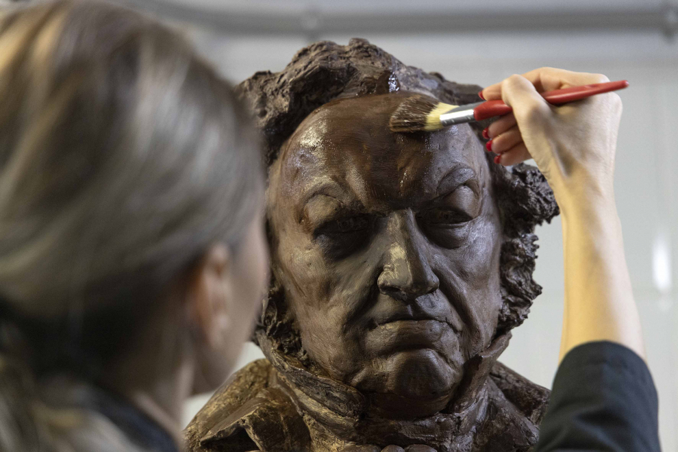 Retoques a la gran escultura de chocolate de Francisco de Goya.
