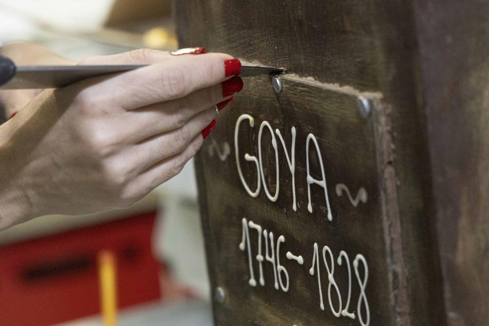 Retoques a la gran escultura de chocolate de Francisco de Goya.