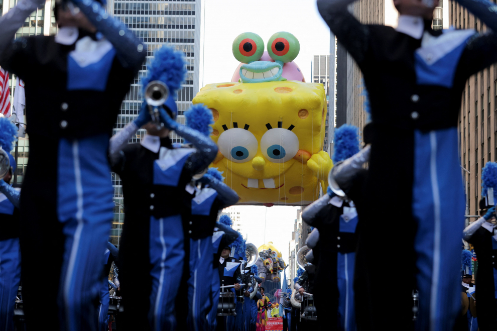 A member of the NYPD keeps watch from a rooftop during the 96th Macy's Thanksgiving Day Parade in Manhattan, New York City, U.S., November 24, 2022. REUTERS/Brendan McDermid USA-THANKSGIVING/PARADE