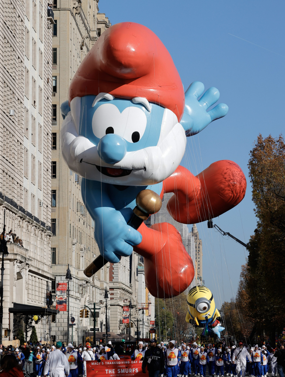 New York (United States), 24/11/2022.- The BLUEY balloon floats past The Dakota Building along Central Park West during the Macy's Annual Thanksgiving Day Parade in New York City, New York, USA, 24 November 2022. The annual parade, which began in 1924, features giant balloons of characters from popular culture floating above the streets of Manhattan. (Estados Unidos, Nueva York) EFE/EPA/JASON SZENES
 USA MACYS THANKSGIVING PARADE