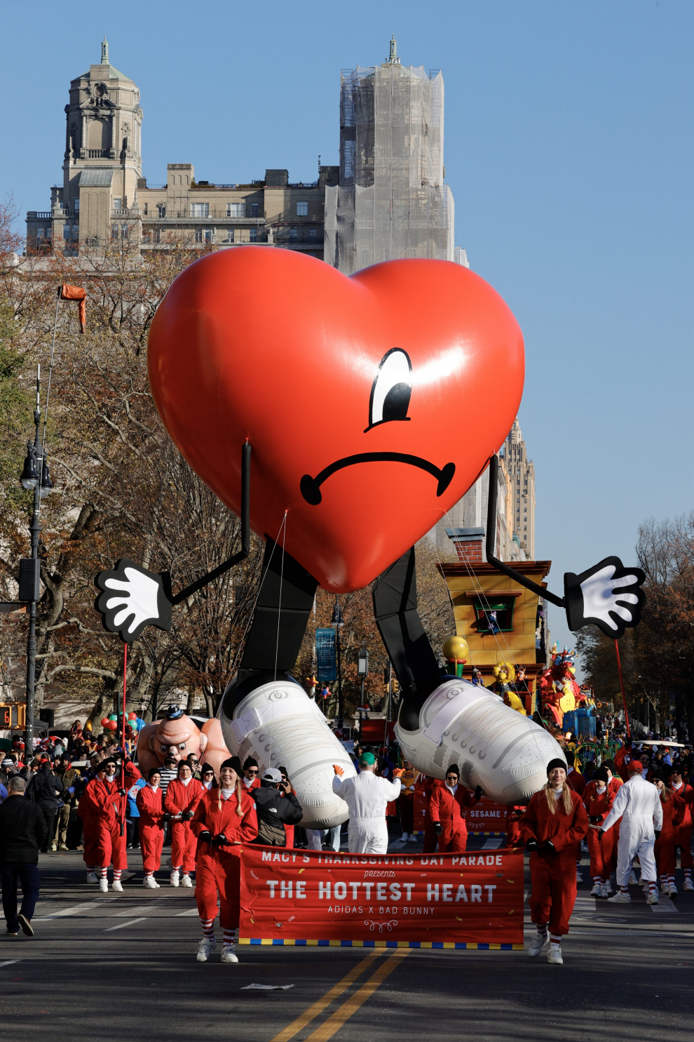New York (United States), 24/11/2022.- The Smurf balloon and the Stuart the Minion (back) balloon float down Central Park West during the Macy's Annual Thanksgiving Day Parade in New York City, New York, USA, 24 November 2022. The annual parade, which began in 1924, features giant balloons of characters from popular culture floating above the streets of Manhattan. (Estados Unidos, Nueva York) EFE/EPA/JASON SZENES
 USA MACYS THANKSGIVING PARADE