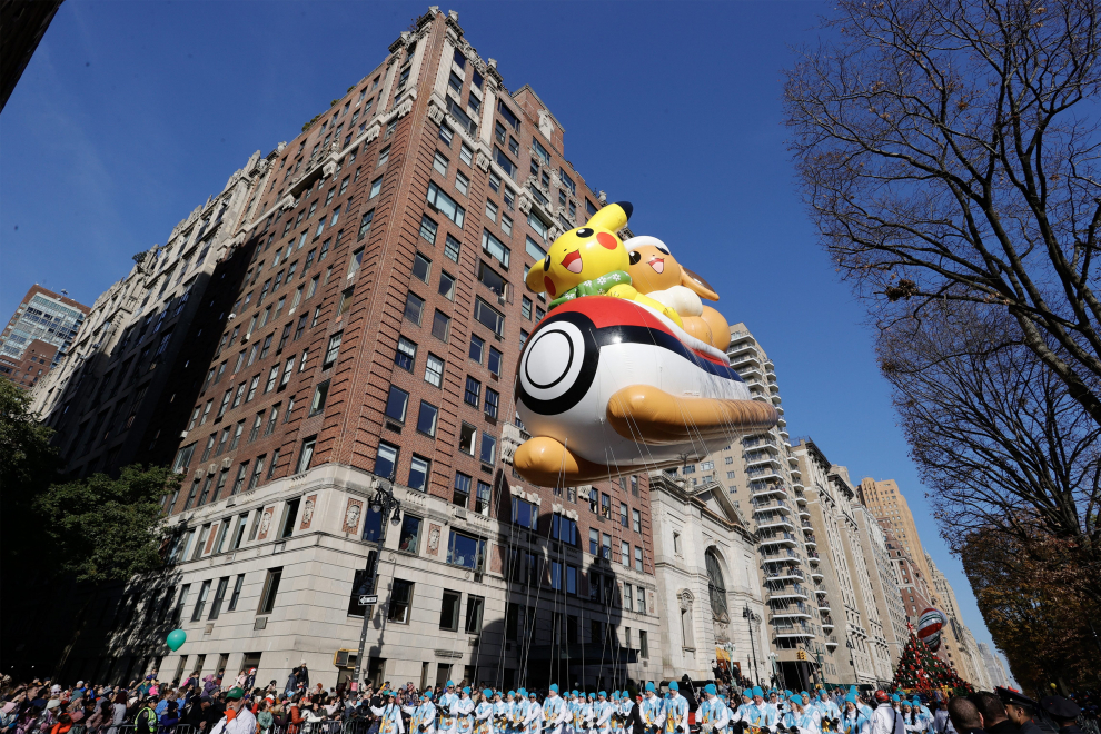 New York (United States), 24/11/2022.- The Striker The U.S. Soccer Star balloon floats down Central Park West during the Macy's Annual Thanksgiving Day Parade in New York City, New York, USA, 24 November 2022. The annual parade, which began in 1924, features giant balloons of characters from popular culture floating above the streets of Manhattan. (Estados Unidos, Nueva York) EFE/EPA/JASON SZENES
 USA MACYS THANKSGIVING PARADE