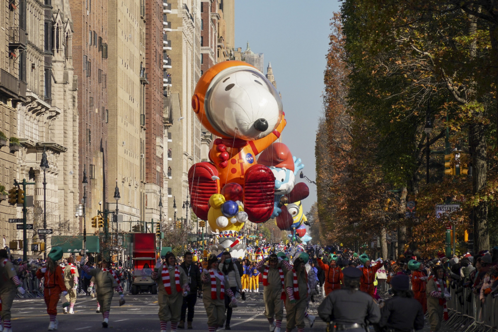 New York (United States), 24/11/2022.- Astronaut Snoopy, the longest-running giant character balloon in the Macy's Parade, during the 96th Macy's Annual Thanksgiving Day Parade in New York City, New York, USA, 24 November 2022. The annual parade, which began in 1924, features giant balloons of characters from popular culture floating above the streets of Manhattan. (Estados Unidos, Nueva York) EFE/EPA/PORTER BINKS
 USA MACYS THANKSGIVING DAY PARADE