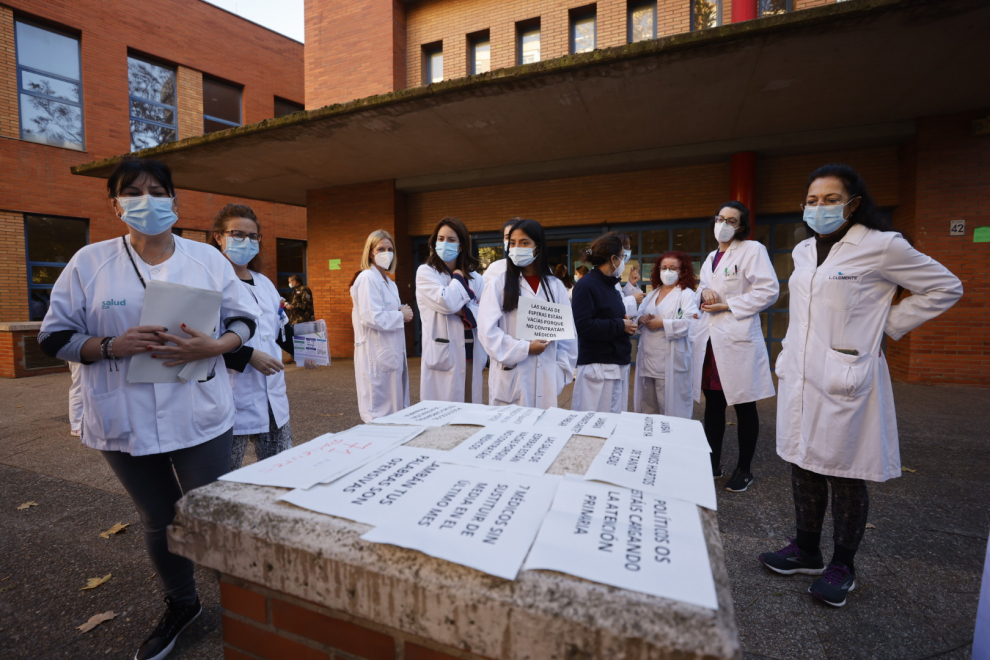 Fotos De La Concentración De Médicos En El Centro De Salud De La Jota ...