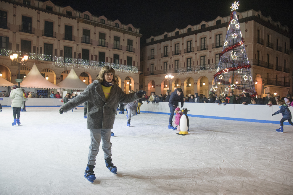 Chocolatada, pista de hielo y encendido de luces de navidad en Huesca / 2-12-22 / Foto Javier Navarro[[[FOTOGRAFOS]]]