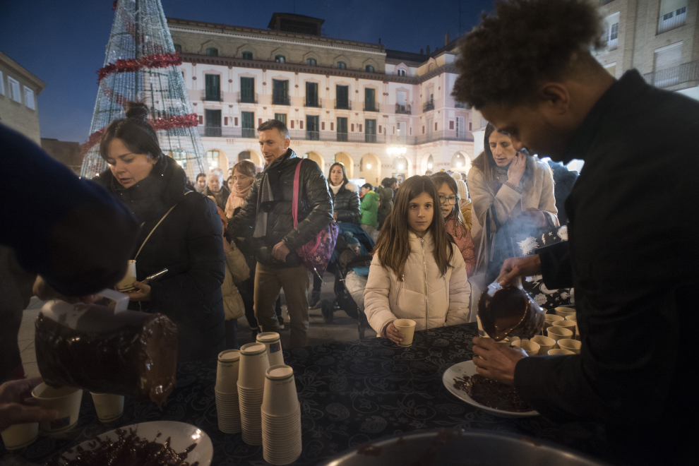 Huesca inauguró este viernes la Navidad con una chocolatada, el encendido de luces y la apertura de la pista de hielo sintético.