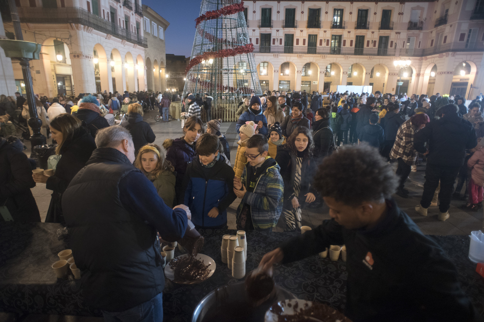 Huesca inauguró este viernes la Navidad con una chocolatada, el encendido de luces y la apertura de la pista de hielo sintético.