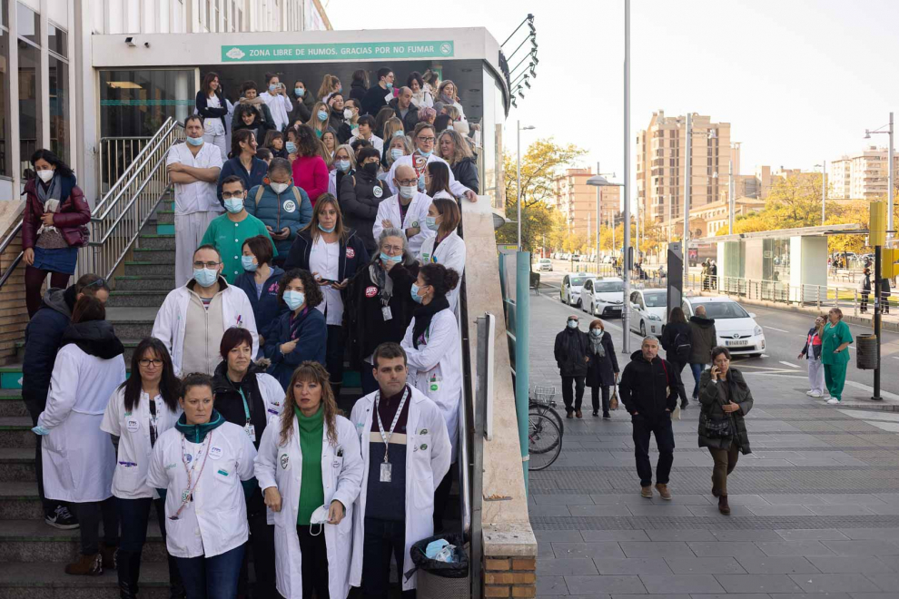 Un centenar de enfermeros se han concentrado este viernes a las puertas del centro hospitalario.