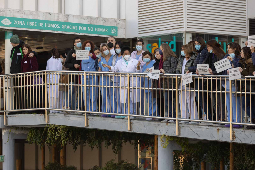 Un centenar de enfermeros se han concentrado este viernes a las puertas del centro hospitalario.