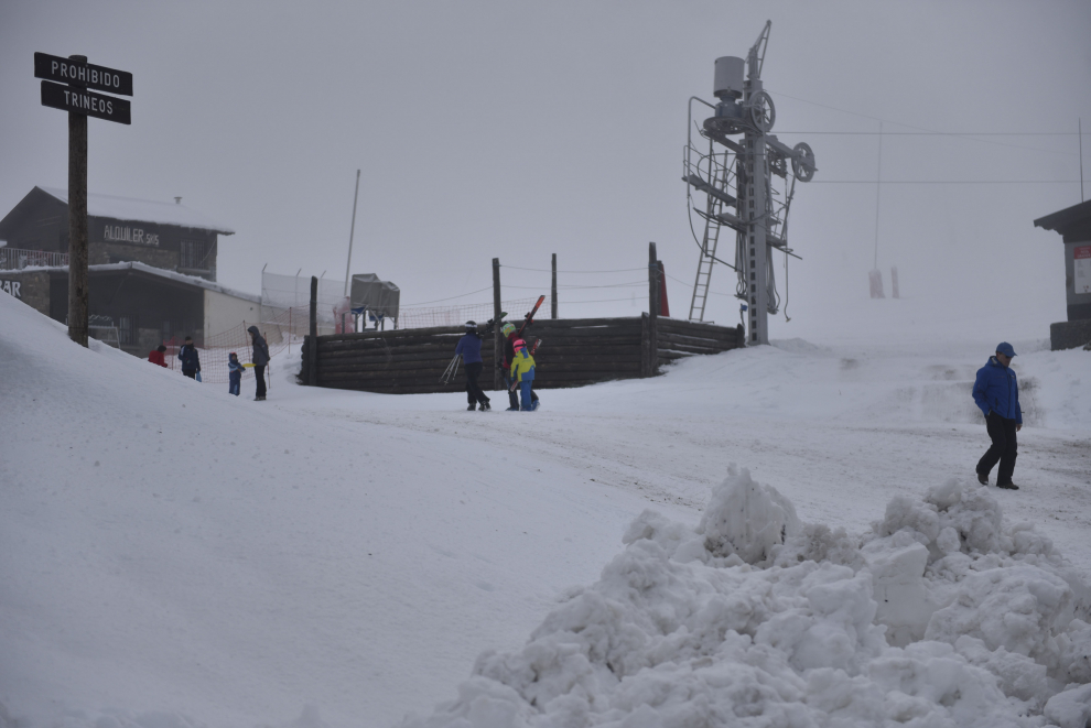 La estación de Candanchú ha recibido a los primeros esquiadores en el inicio de la temporada