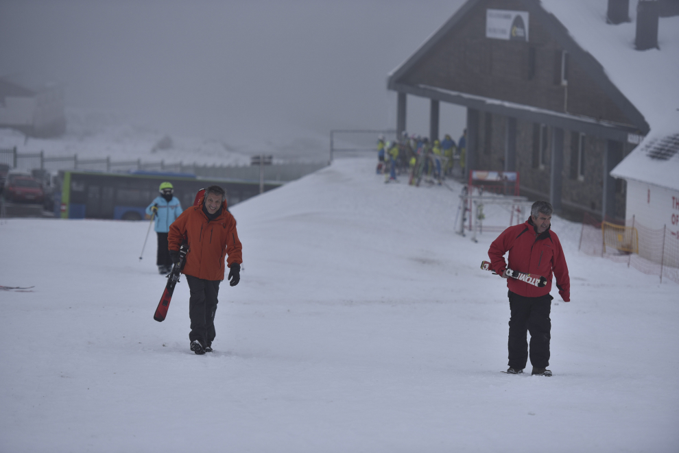 La estación de Candanchú ha recibido a los primeros esquiadores en el inicio de la temporada