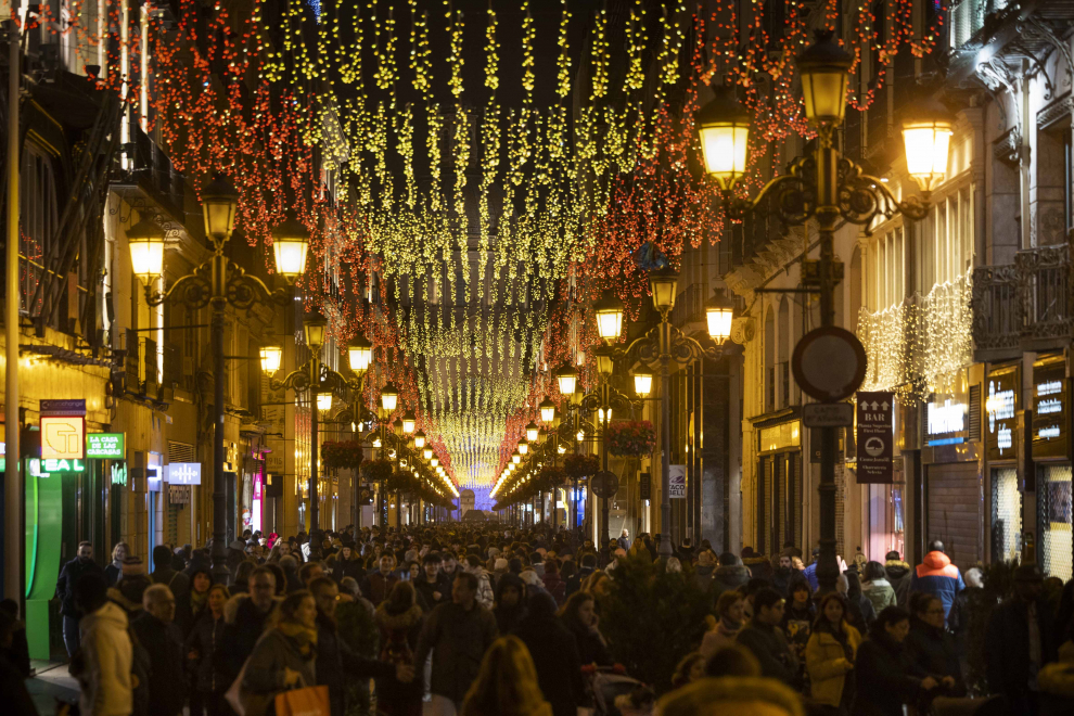 Ambiente navideño en Zaragoza en el Día de la Constitución.