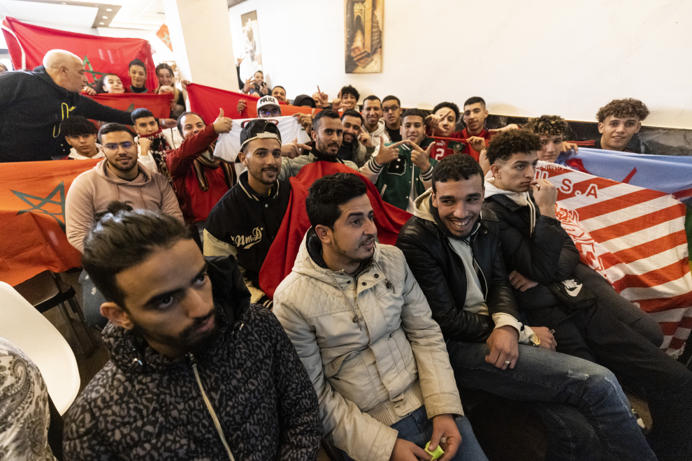 Residentes marroquíes en Zaragoza celebran el triunfo de Marruecos en el Mundial.