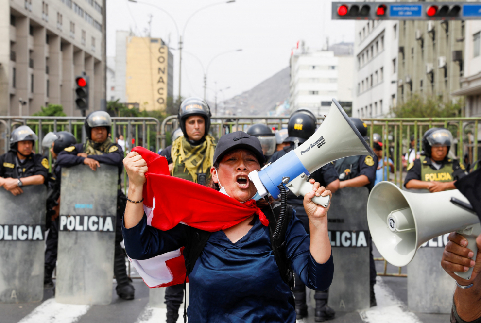 Police officers stand guard as people gather outside Peru's Congress after President Pedro Castillo said he will dissolve it as he battles impeachment proceedings, in Lima, Peru December 7, 2022. REUTERS/Sebastian Castaneda PERU-POLITICS/CASTILLO