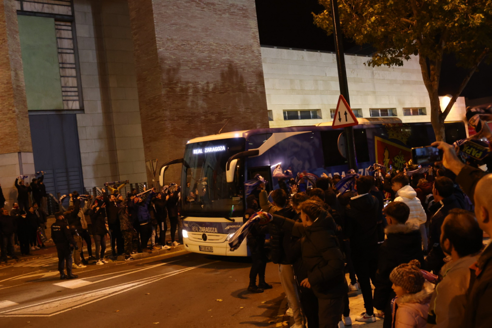 Los jugadores del Real Zaragoza y la SD Huesca, a su llegada a La Romareda.