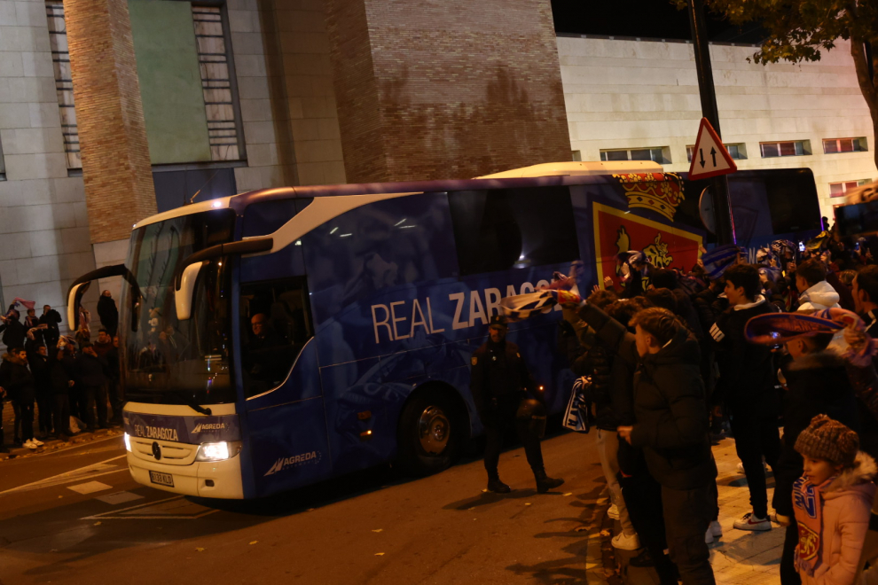 Los jugadores del Real Zaragoza y la SD Huesca, a su llegada a La Romareda.