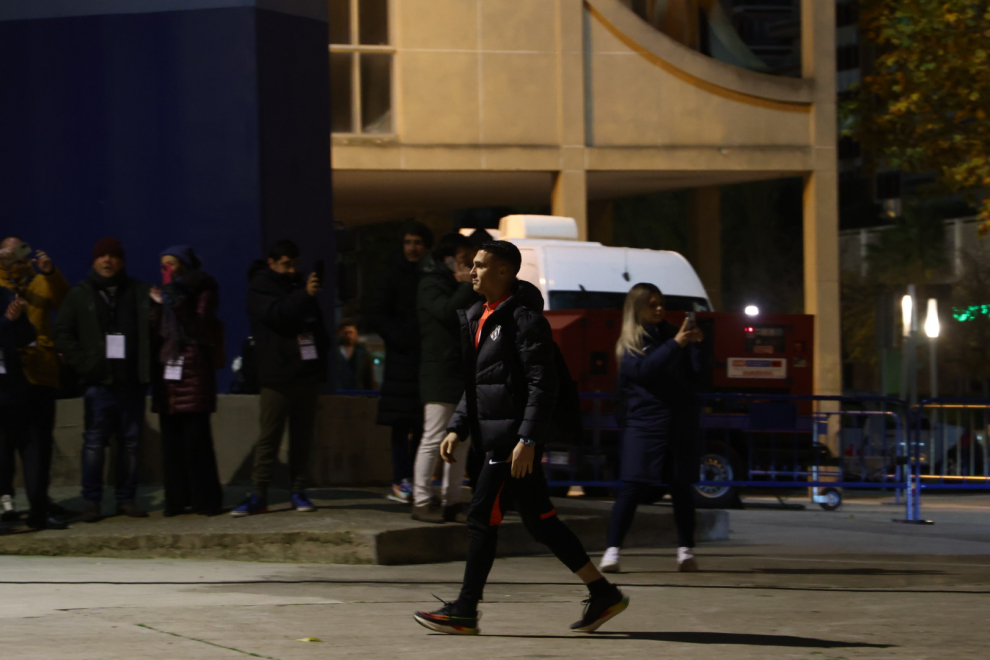 Los jugadores del Real Zaragoza y la SD Huesca, a su llegada a La Romareda.