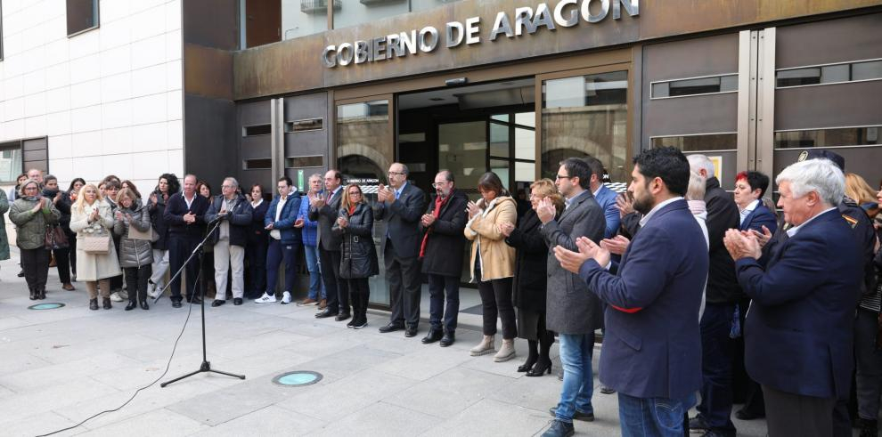 Minuto de silencio encabezado por el presidente Javier Lambán por el crimen machista de Zaragoza