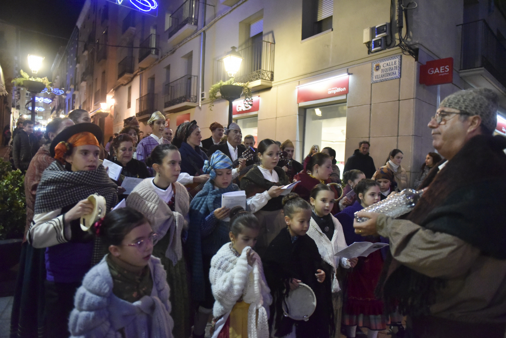 Ronda-aguinaldo de villancicos en el caso antiguo de Huesca.
