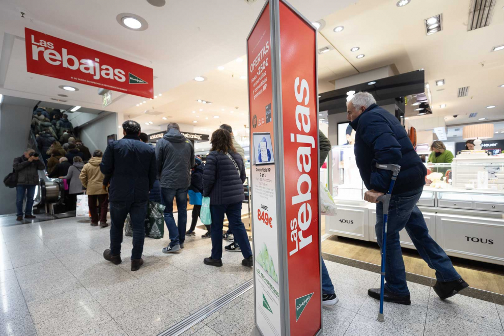 A pesar de que algunos establecimientos ya ofrecían algunos descuentos desde que comenzó el año, este sábado han arrancado de manera oficial las primeras rebajas de 2023.
