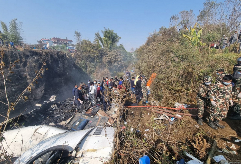 Pokhara (Nepal), 15/01/2023.- Rescue teams work at the wreckage of a Yeti Airlines ATR72 aircraft after it crashed in Pokhara, Nepal, 15 January 2023. A Yeti Airlines ATR72 aircraft with 68 passengers and four crew members aboard crashed into a gorge after takeoff from the Pokhara International Airport. According to officials from the Nepal Civil Aviation Authority, 40 bodies have been recovered so far. EFE/EPA/BIJAYA NEUPANE
 NEPAL TRANSPORT ACCIDENT YETI AIR