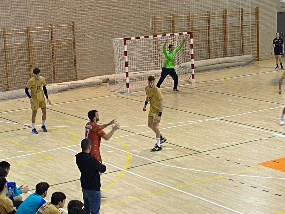 Pablo Urdangarin, a la izquierda, de amarillo, jugando este miércoles en el pabellón Siglo XXI de Zaragoza.