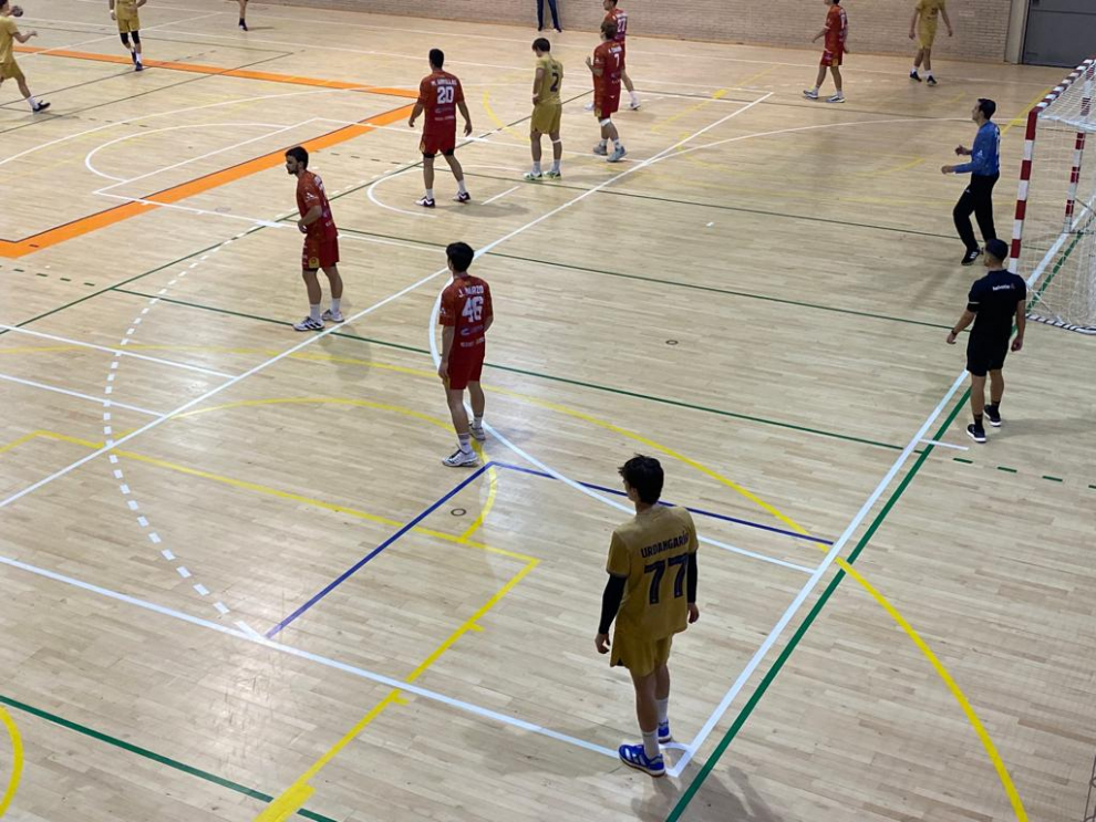 Pablo Urdangarin, a la izquierda, de amarillo, jugando este miércoles en el pabellón Siglo XXI de Zaragoza.