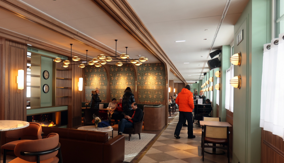 Clientes, vecinos y turistas han querido visitar el hotel en el día de su apertura.