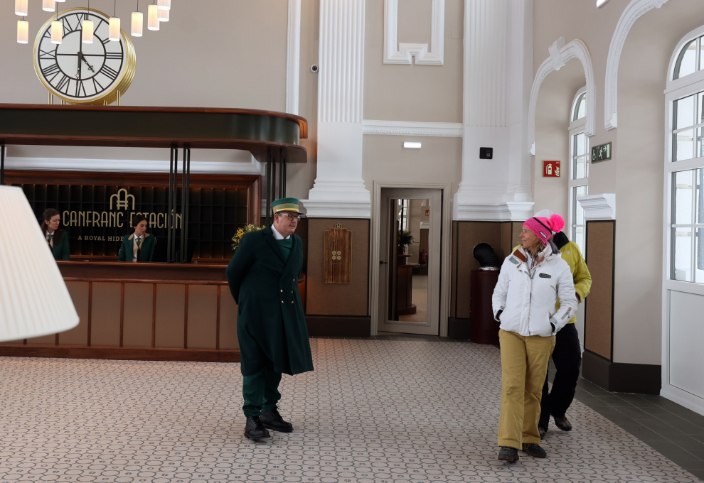 Clientes, vecinos y turistas han querido visitar el hotel en el día de su apertura.