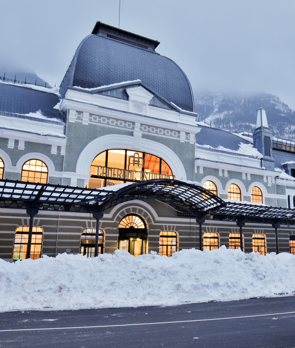 Puerta principal del hotel bajo la nieve