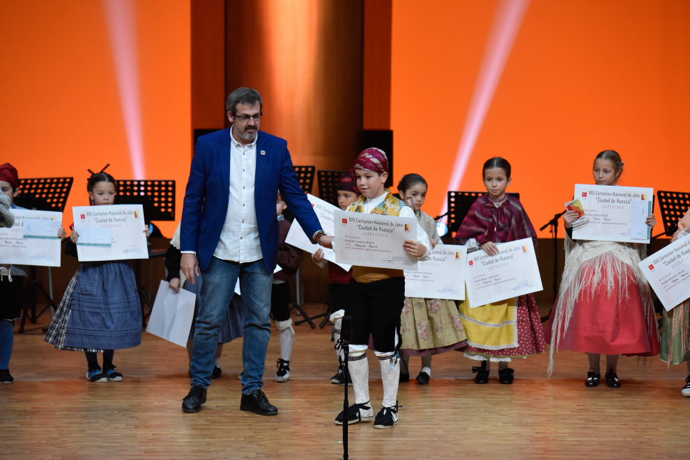 Entrega de premios de los cantadores y bailadores de las categorías benjamín, infantil, juvenil y veteranos.