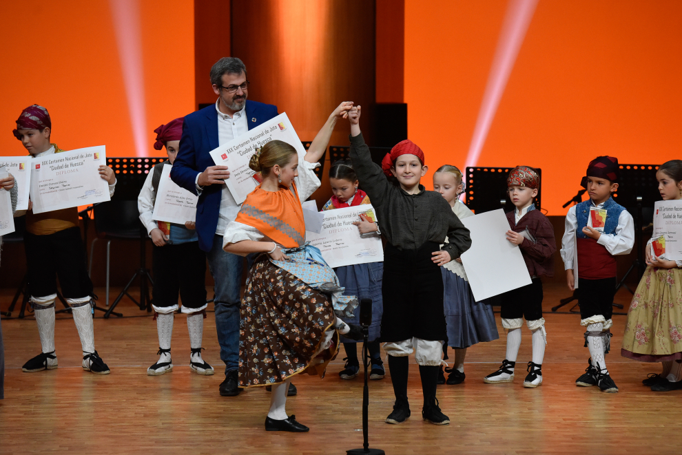 Entrega de premios de los cantadores y bailadores de las categorías benjamín, infantil, juvenil y veteranos.