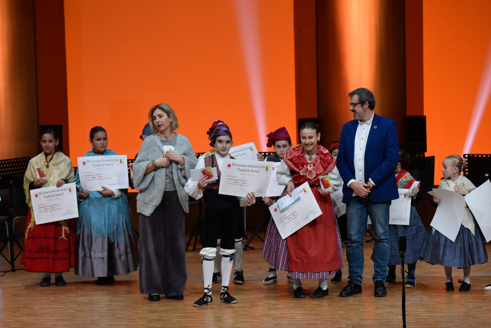 Entrega de premios de los cantadores y bailadores de las categorías benjamín, infantil, juvenil y veteranos.