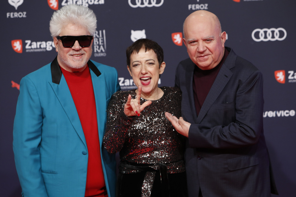 Pedro Almodóvar, con María Guerra, organizadora de los Feroz, y su hermano Agustín Almodóvar.