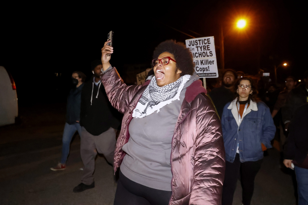 Memphis (United States), 28/01/2023.- People gather for a protest following the release of video footage showing the encounter earlier this month between Tyre Nichols, 29, and five Memphis police officers which resulted in Nichols' beating and subsequent death, in Memphis, Tennessee, USA, 27 January 2023. Nichols, who was stopped by Memphis police on 7 January 2023 for reckless driving, died three days after the incident from injuries sustained when the officers involved, who have all been fired and charged with murder, beat him after his arrest. (Protestas, Incendio, Estados Unidos) EFE/EPA/TANNEN MAURY
 USA MEMPHIS TYRE NICHOLS VIDEO REACTION