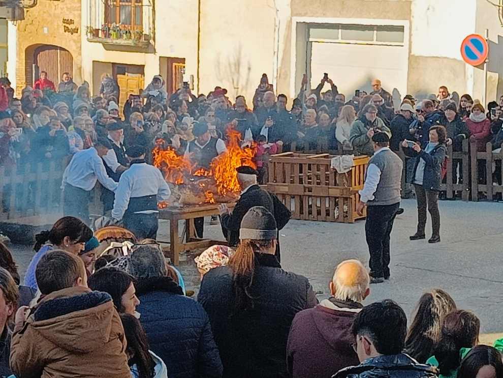 Las calles de la población se llenaban para disfrutar de los actos de la tradicional matacía del cerdo.