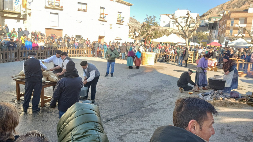 Las calles de la población se llenaban para disfrutar de los actos de la tradicional matacía del cerdo.