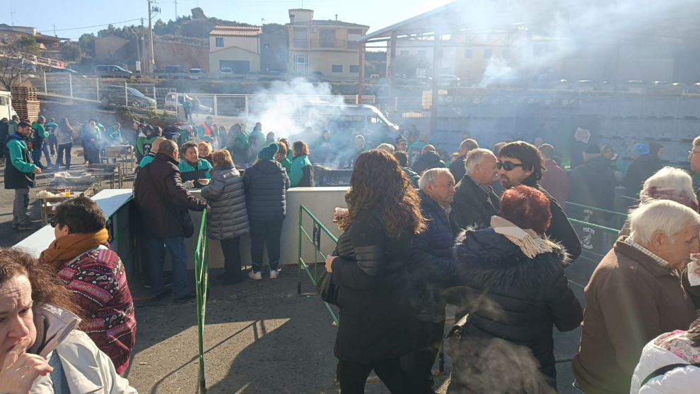 Las calles de la población se llenaban para disfrutar de los actos de la tradicional matacía del cerdo.