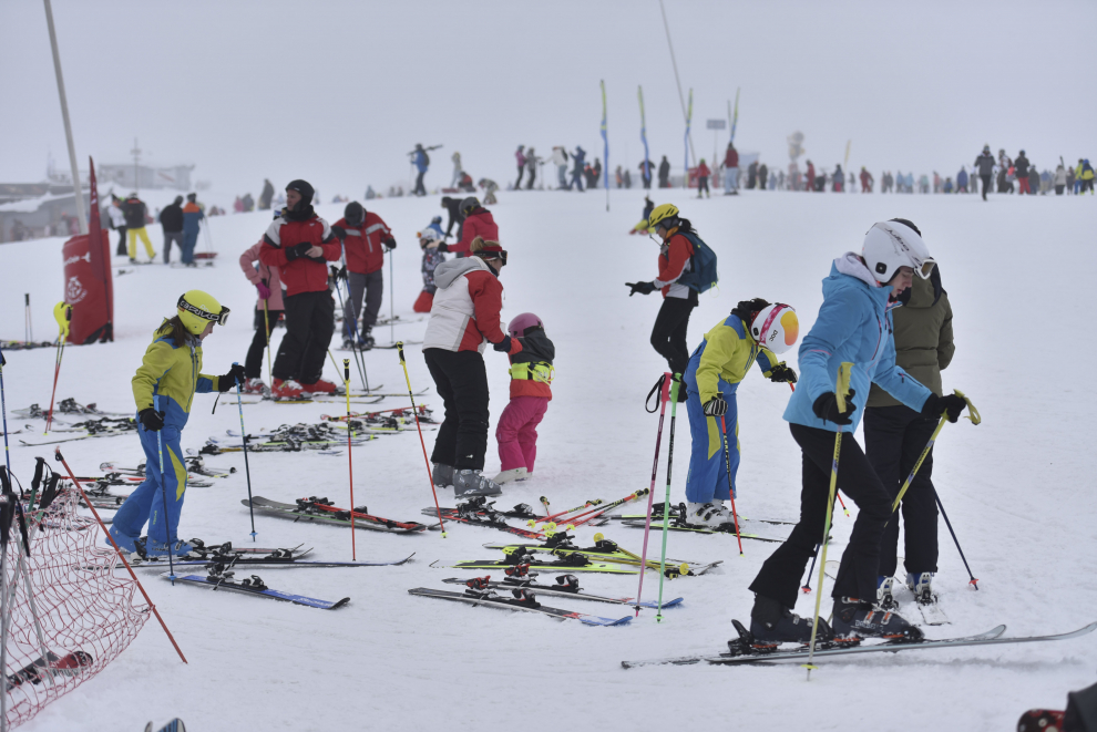 Esquiadores en el dominio 100K formado por Astún y Candanchú.