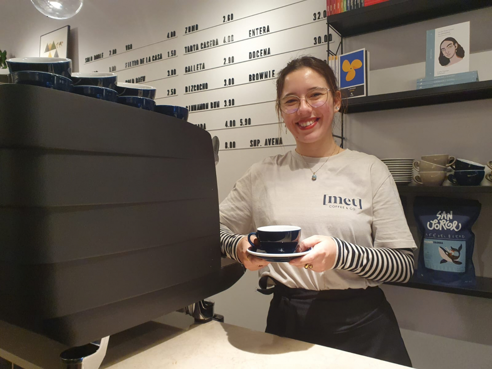 Elena García Blasco, cofundadora de Met Coffee & Co, ya está preparada con la taza entre las manos.