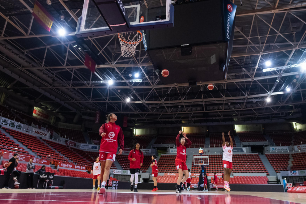 Entrenamiento del Casademont Femenino en el Pabellón Príncipe Felipe de Zaragoza.