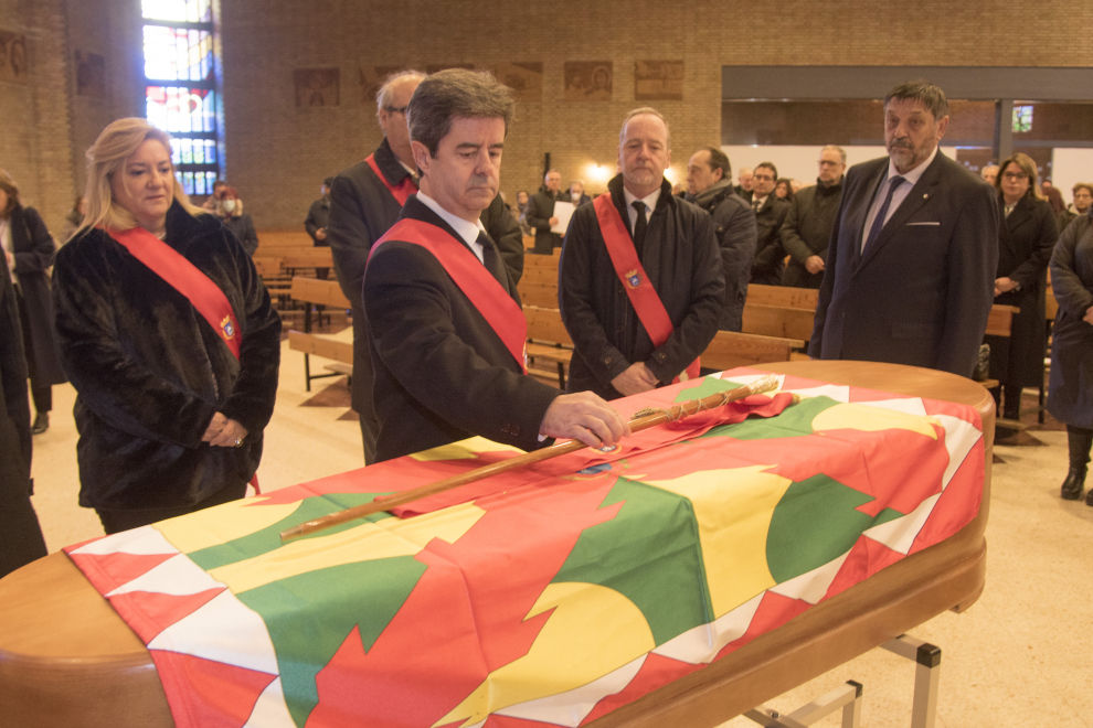 Decenas de personas han dado el último adiós al exalcalde de Huesca Fernando Elboj.