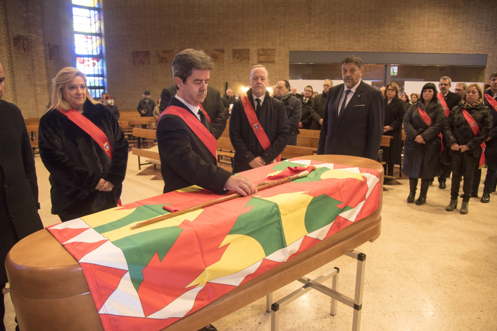 Decenas de personas han dado el último adiós al exalcalde de Huesca Fernando Elboj.