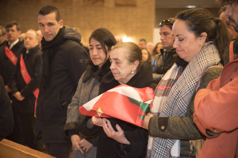 Decenas de personas han dado el último adiós al exalcalde de Huesca Fernando Elboj.