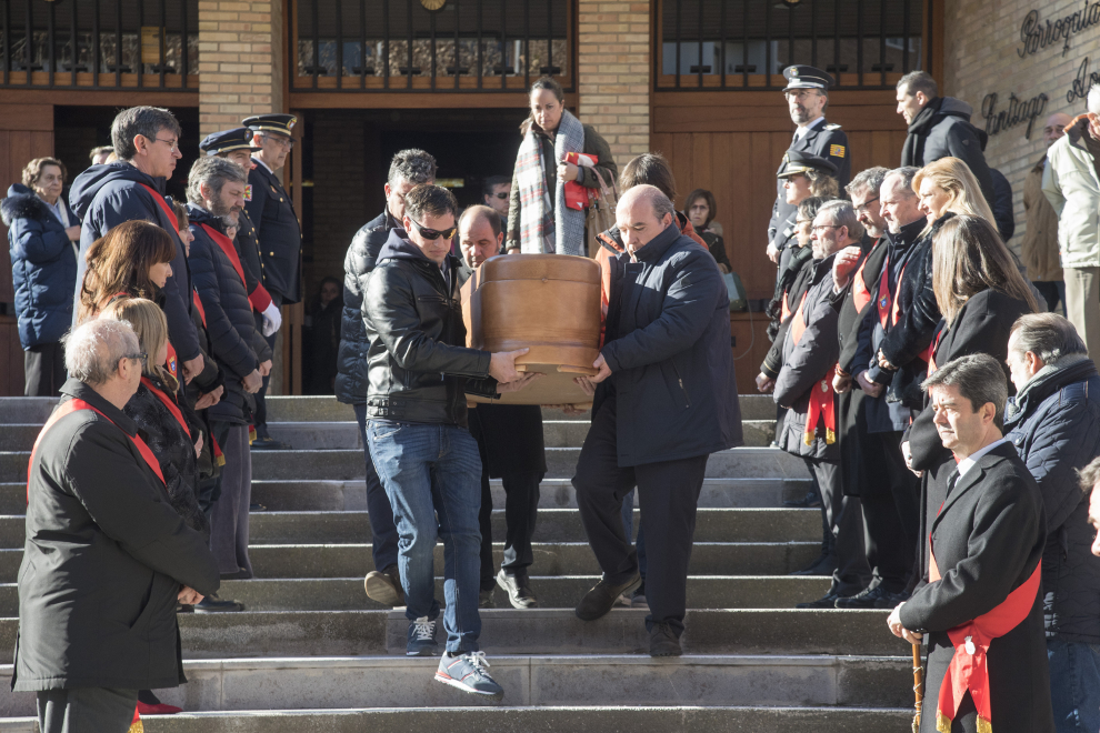 Decenas de personas han dado el último adiós al exalcalde de Huesca Fernando Elboj.