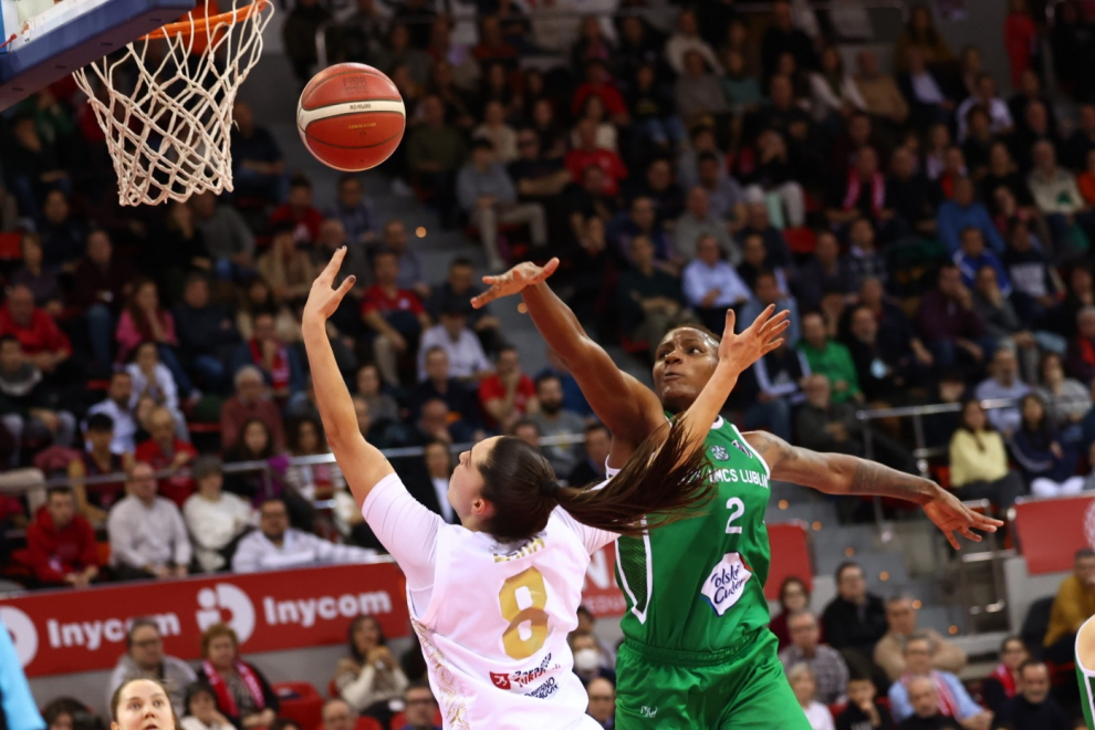Partido entre el Casademont Femenino y el AZS Lublin.