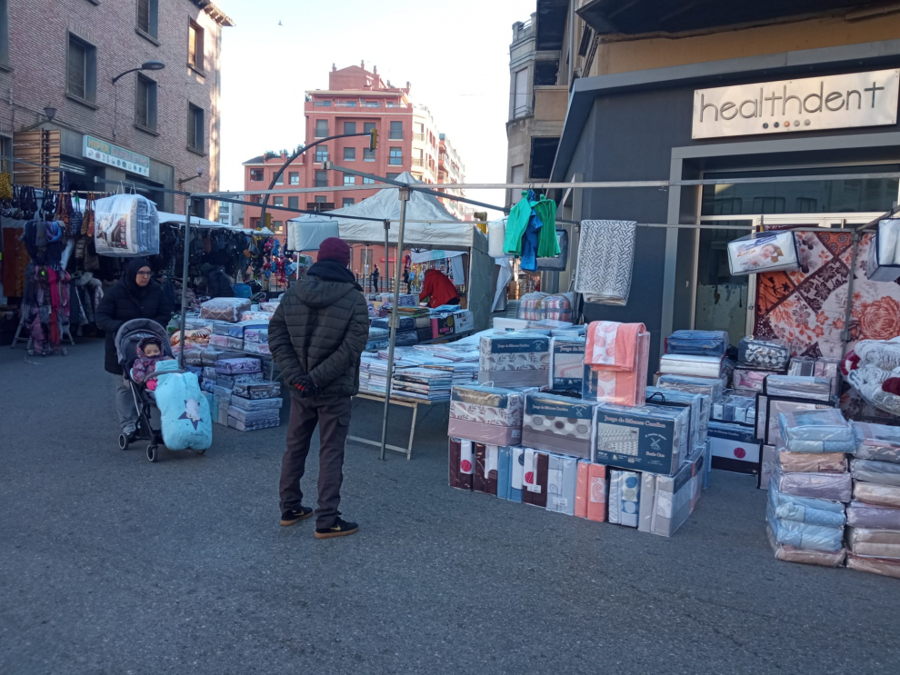 Desde primera hora de la mañana lo 250 puestos de feriantes han comenzado a recibir a los primeros visitantes.