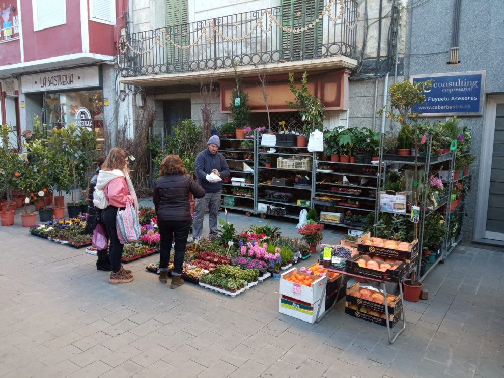 Desde primera hora de la mañana lo 250 puestos de feriantes han comenzado a recibir a los primeros visitantes.
